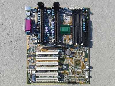 CPU：Slot1 x 2(Dual)