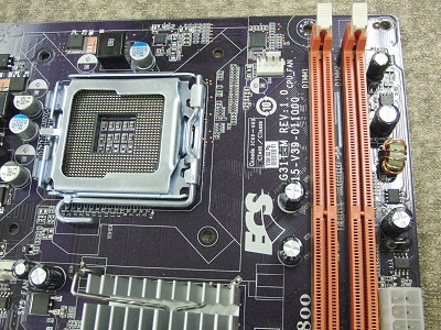 左がCPUソケット(LGA775)、右の橙色はメモリーソケット(DDR2)