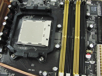 左がCPUソケット(SocketAM2)、右の黄色はメモリーソケット(DDR2)